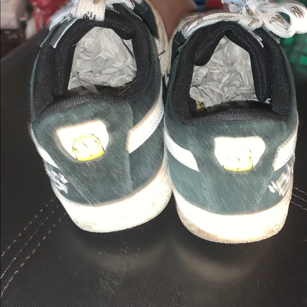 PUMA x Minions Suede Black & White Banana Laces sz 5 Youth EUC